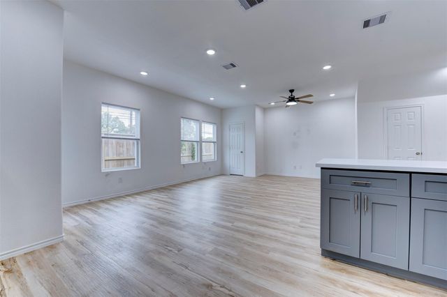 8203 Woodlyn Road F, Houston, TX 77028