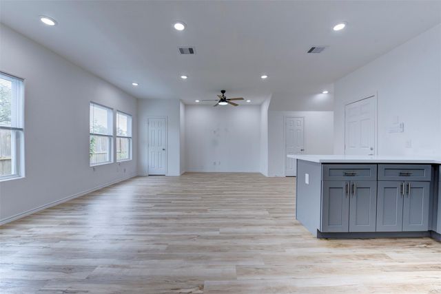 8203 Woodlyn Road F, Houston, TX 77028