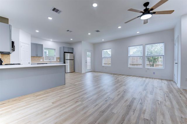 8203 Woodlyn Road F, Houston, TX 77028