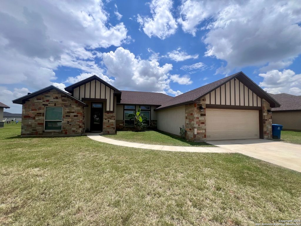 1729 Vista View, Pleasanton, TX 78064