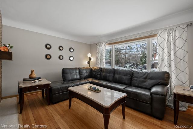 4264 Woodstock Road, Waterford Charter Township, MI 48328