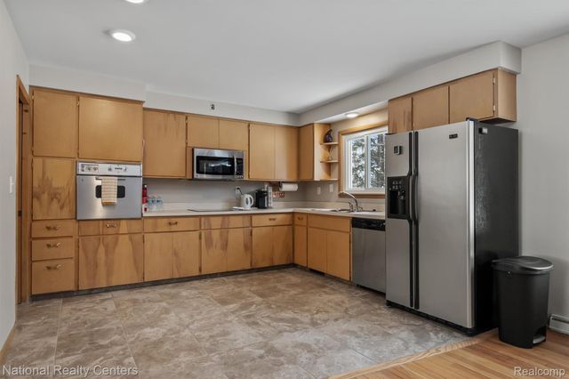 4264 Woodstock Road, Waterford Charter Township, MI 48328