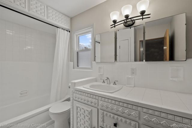 4264 Woodstock Road, Waterford Charter Township, MI 48328