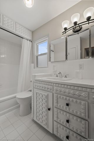 4264 Woodstock Road, Waterford Charter Township, MI 48328