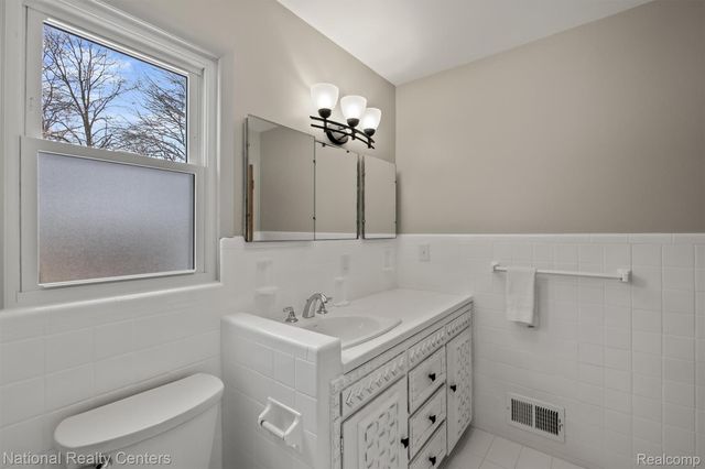 4264 Woodstock Road, Waterford Charter Township, MI 48328