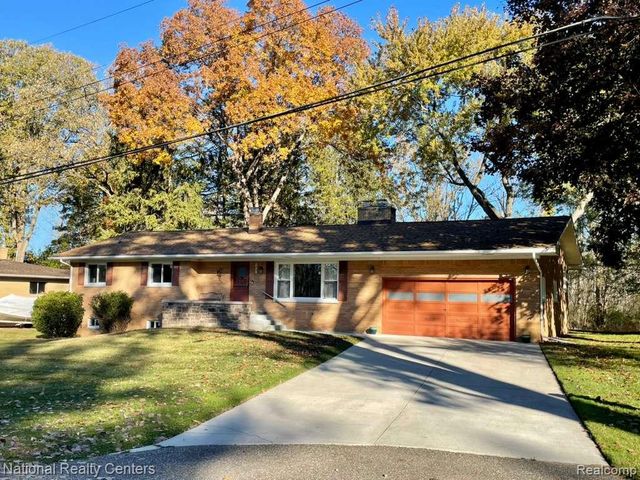 4264 Woodstock Road, Waterford Charter Township, MI 48328