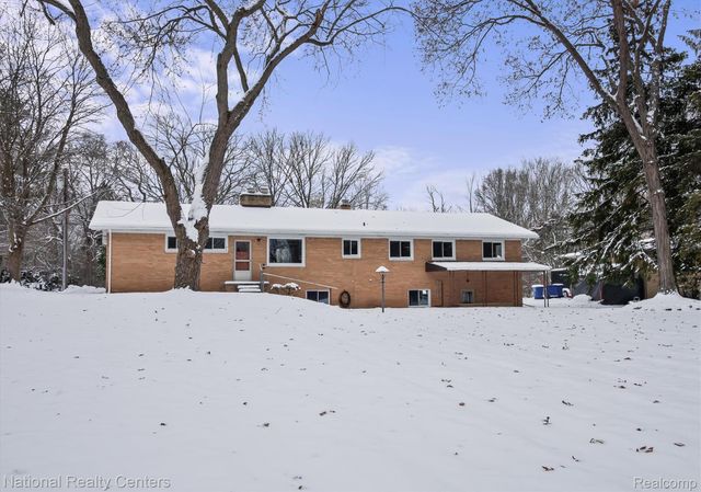 4264 Woodstock Road, Waterford Charter Township, MI 48328