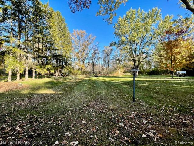 4264 Woodstock Road, Waterford Charter Township, MI 48328