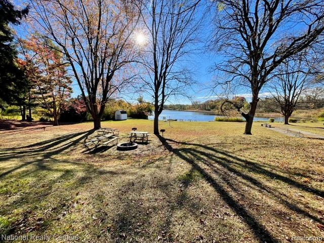 4264 Woodstock Road, Waterford Charter Township, MI 48328