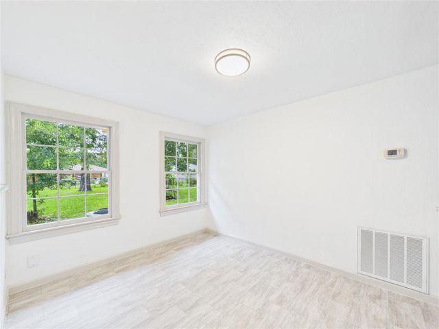2610 S Crockett Street, La Marque, TX 77568