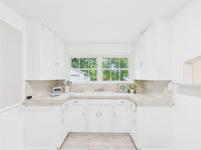 2610 S Crockett Street, La Marque, TX 77568