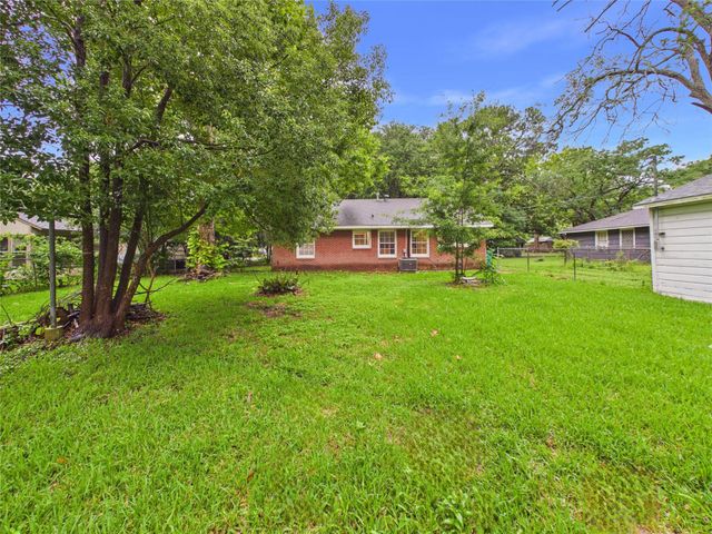 2610 S Crockett Street, La Marque, TX 77568