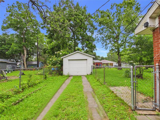 2610 S Crockett Street, La Marque, TX 77568