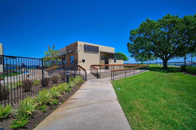 204 Lake Estates Drive, Montgomery, TX 77356