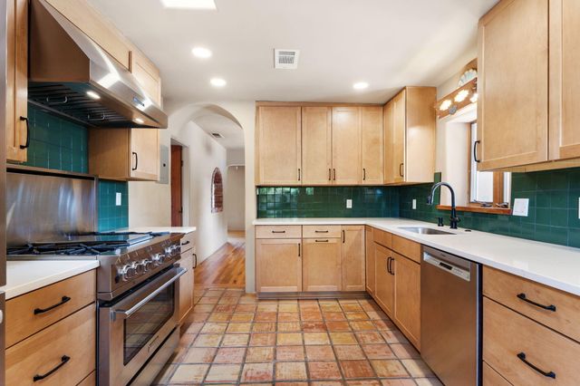 2918 Mountain Road NW, Albuquerque, NM 87104