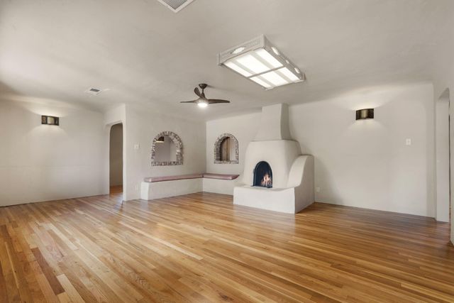 2918 Mountain Road NW, Albuquerque, NM 87104