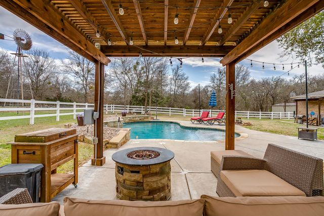 1615 Sanger Drive, Springtown, TX 76082