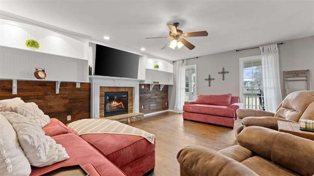 38 W Chestnut W Way, Dallas, GA 30132