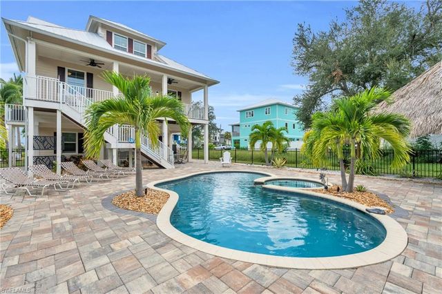 830 San Carlos DR, Fort Myers Beach, FL 33931