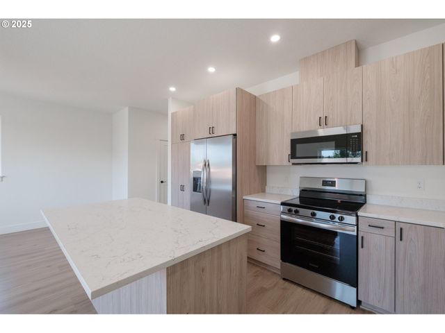 -1 Barn St, Woodburn, OR 97071