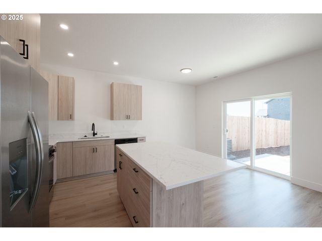 -1 Barn St, Woodburn, OR 97071