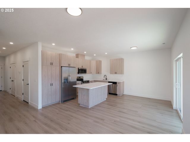 -1 Barn St, Woodburn, OR 97071