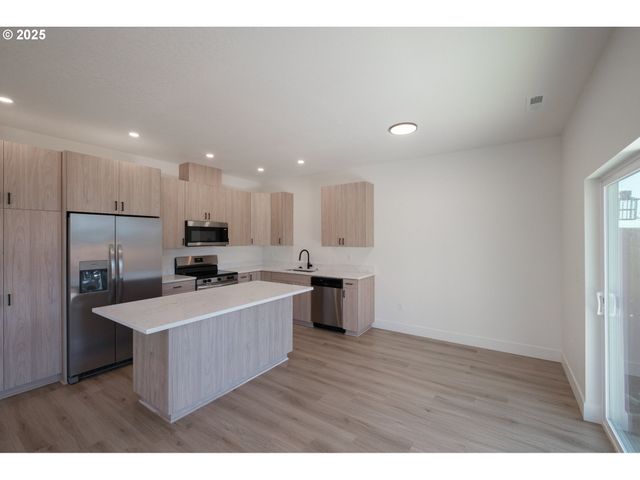 -1 Barn St, Woodburn, OR 97071