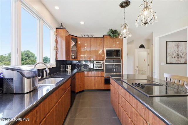 9 Landmark Lane, Marlboro, NJ 07746