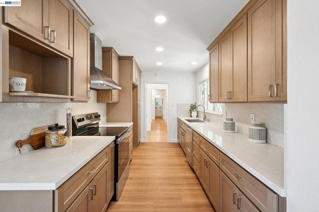 13048 Brookpark Rd, Oakland, CA 94619