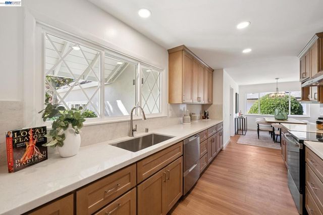 13048 Brookpark Rd, Oakland, CA 94619