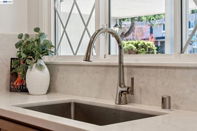 13048 Brookpark Rd, Oakland, CA 94619