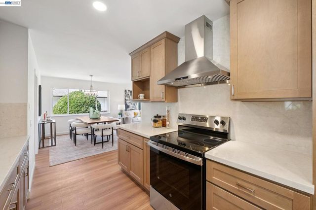 13048 Brookpark Rd, Oakland, CA 94619