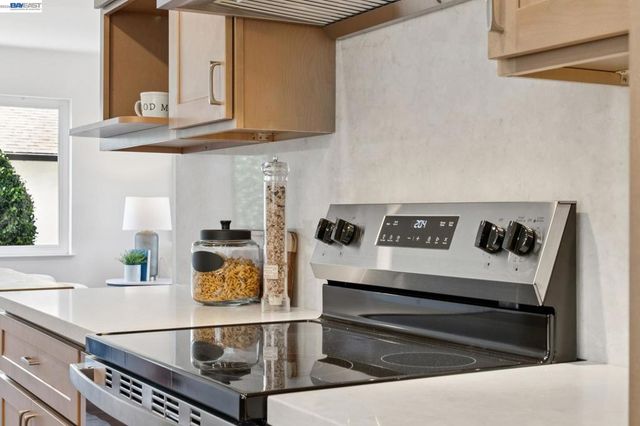 13048 Brookpark Rd, Oakland, CA 94619