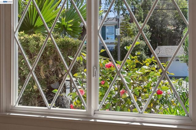 13048 Brookpark Rd, Oakland, CA 94619