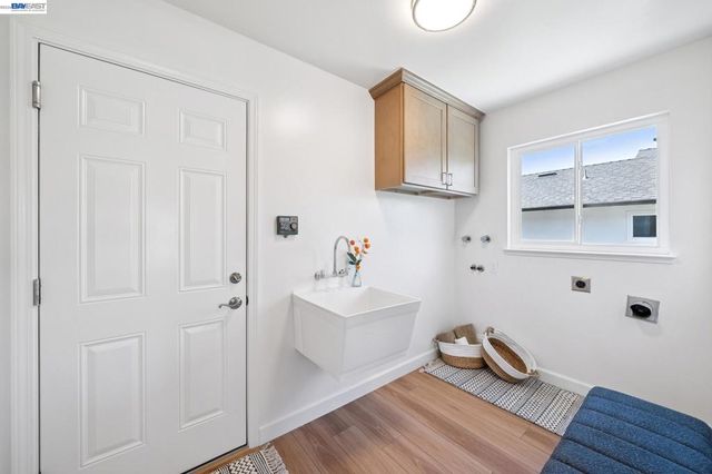 13048 Brookpark Rd, Oakland, CA 94619