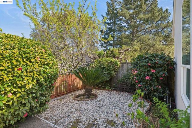 13048 Brookpark Rd, Oakland, CA 94619