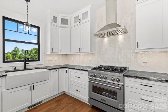 18 S Martha Kate Drive 22, Hendersonville, NC 28792