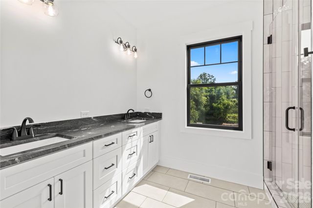 18 S Martha Kate Drive 22, Hendersonville, NC 28792