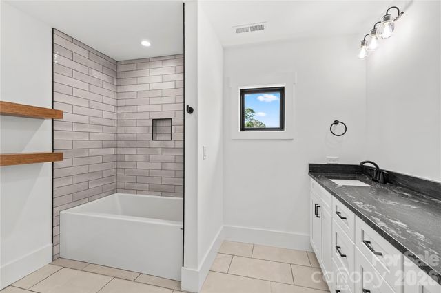 18 S Martha Kate Drive 22, Hendersonville, NC 28792