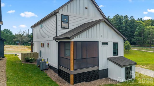 18 S Martha Kate Drive 22, Hendersonville, NC 28792