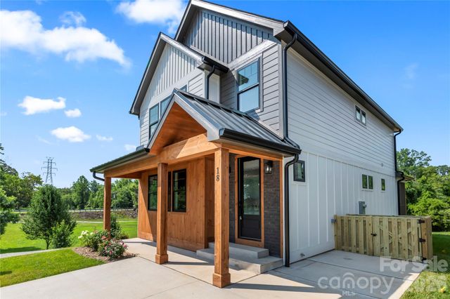 18 S Martha Kate Drive 22, Hendersonville, NC 28792