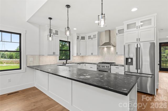 18 S Martha Kate Drive 22, Hendersonville, NC 28792