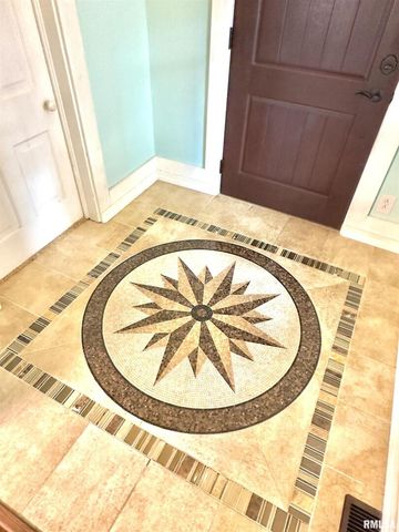 521 N LOCUST Street, Flora, IL 62839