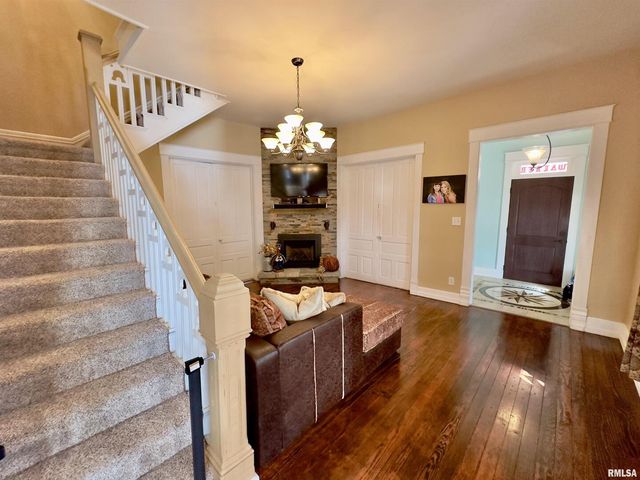 521 N LOCUST Street, Flora, IL 62839