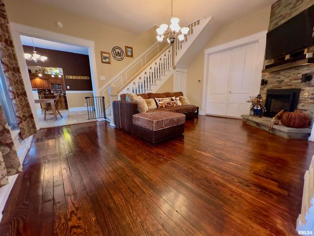 521 N LOCUST Street, Flora, IL 62839