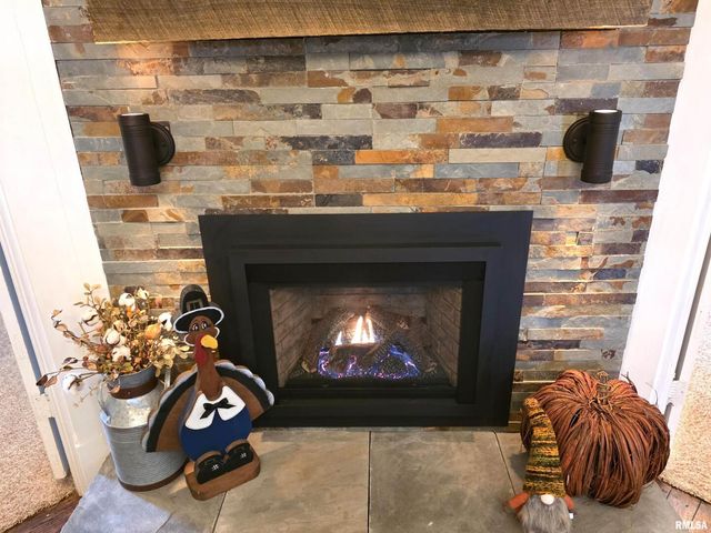 521 N LOCUST Street, Flora, IL 62839