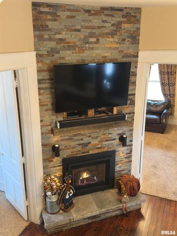 521 N LOCUST Street, Flora, IL 62839