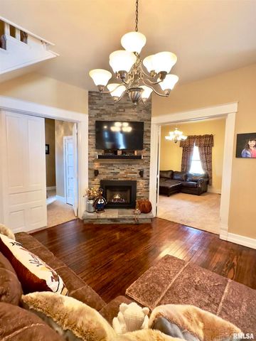 521 N LOCUST Street, Flora, IL 62839