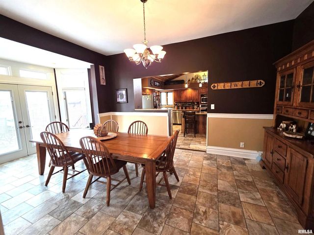 521 N LOCUST Street, Flora, IL 62839