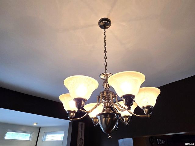 521 N LOCUST Street, Flora, IL 62839